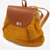 Fique and leather backpack with fresh and youthful design for women.