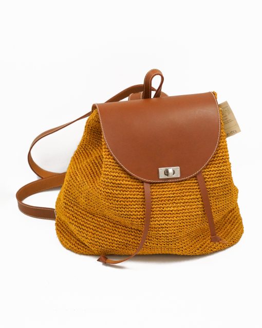 Fique and leather backpack with fresh and youthful design for women.